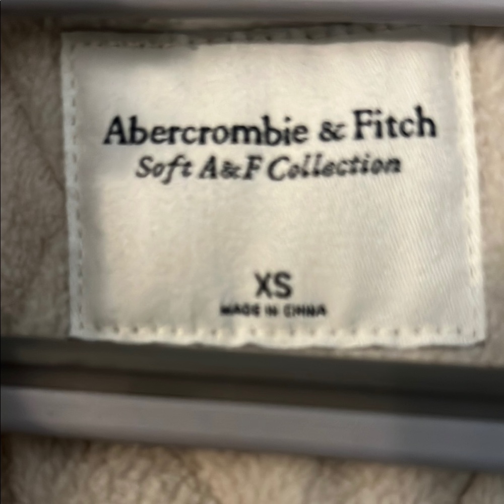 Abercrombie & Fitch Cream Quilted Vest with Faux Fur Lining - Picture 2 of 2